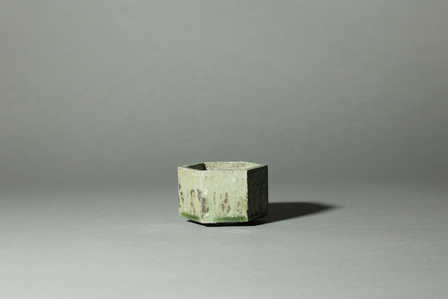 灰釉六角鉢｜迫 能弘