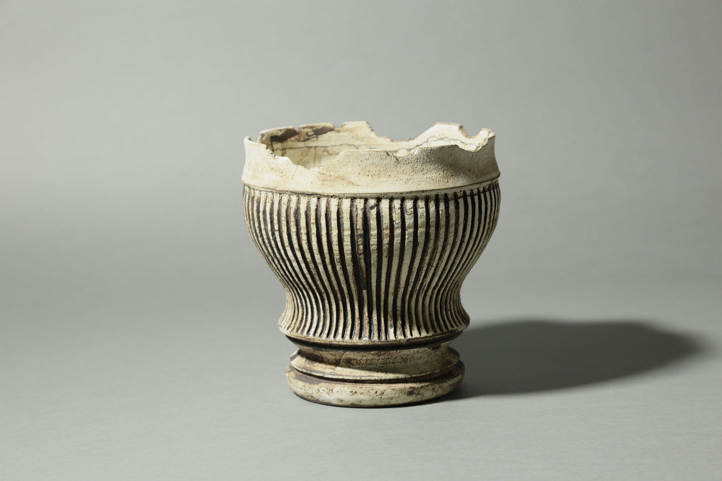 錆白泥彫筒鉢｜淡海陶芸研究所 山元一真