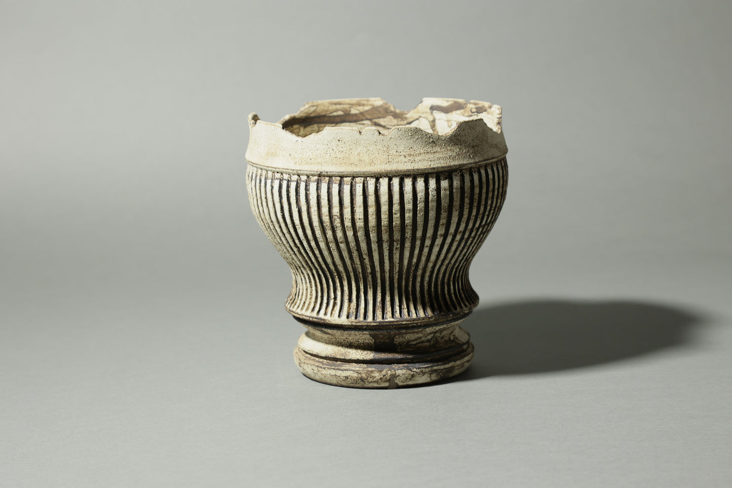 錆白泥彫筒鉢｜淡海陶芸研究所 山元一真