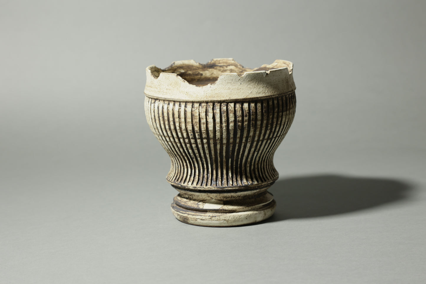 錆白泥彫筒鉢｜淡海陶芸研究所 山元一真